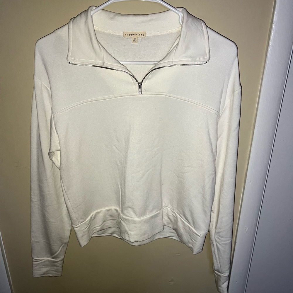White long sleeve zipper sweater